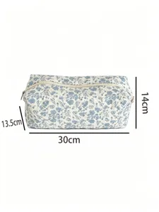 Vista dettagliata della borsa portaoggetti trapuntata floreale blu, dimensioni visibili.