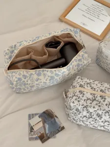 Borsa cosmetica trapuntata a fiori con scomparti multipli per asciugacapelli e viaggi.