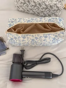 Borsa da viaggio trapuntata con fiori e pratici scomparti interni per organizzare il phon.