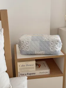 Borsa di stoccaggio trapuntata con fiori blu dettaglio, custodia da viaggio per strumenti.