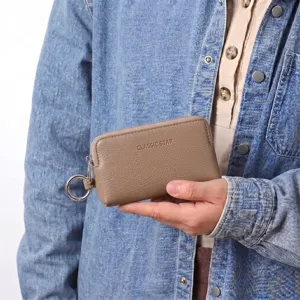 Vue détaillée de la petite pochette à clés en cuir grainé avec fermeture éclair et anneau.