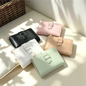 Portafoglio bifold minimalista da donna con elegante fibbia quadrata e pratica chiusura zip.
