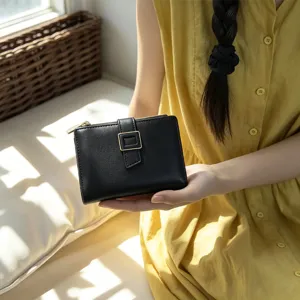 Portafoglio nero compatto da donna con fibbia quadrata elegante e chiusura a zip sicura.