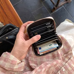 Compacte dames creditcardhouder met rits en handige opbergvakken voor dagelijks gebruik