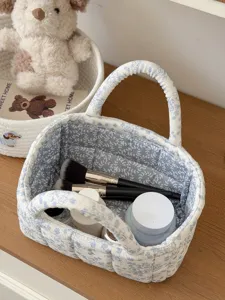 Detail van gewatteerde bloemen opbergmand, Koreaanse stoffen organizer voor thuis.