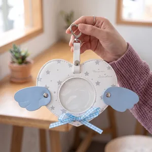Porta fotocard in pelle PU a forma di cuore con ali carine e fiocco per custodia gadget.