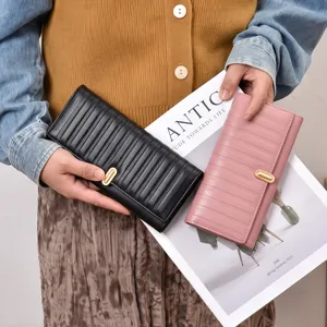 Portefeuille long pour femme en cuir PU avec design rayé élégant et fermoir métallique.