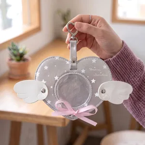 Dettaglio porta badge in pelle a forma di cuore, ali d'angelo carine per accessori idol.