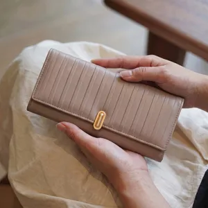 Portefeuille long pour femme élégant avec rayures verticales et fermoir doré chic