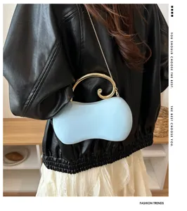 Borsa a mano estiva in pelle PU, forma arachide unica, manico a spirale, catena chic.