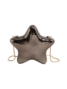 Borsa da sera a stella in acrilico metallizzato con tracolla a catena dorata elegante.