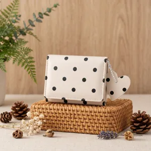 Portafoglio a pois chic con ciondolo a cuore, accessorio compatto ed elegante per donna.