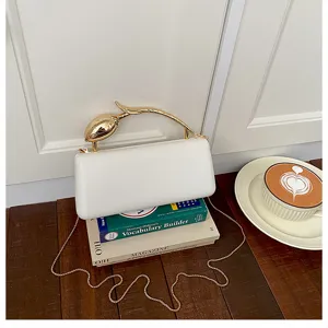 Elegante witte avondtas clutch met een luxe gouden metalen tulp handvat en kettingdetail.