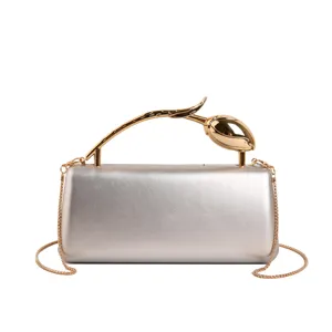 Elegante metallen clutch met gouden tulp handvat en ketting, prachtig avondtas detail.