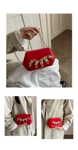 Rotes Acryl Clutch Handtasche Detail mit goldener Kette und glänzenden Strass Krallen.