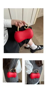 Borsa a mano rossa in PU forma arachide con manico dorato e dettaglio catena elegante.
