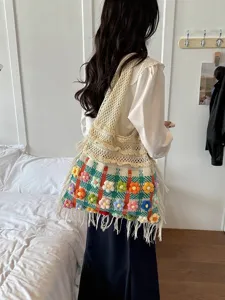 Καλοκαιρινή πλεκτή γυναικεία τσάντα ώμου, boho τσάντα παραλίας με λουλούδια και κρόσσια.