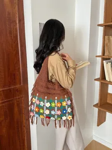 Boho γυναικείο τσαντάκι ώμου πλεκτό καλοκαιρινή παραλία με λουλούδια κρόσσια και καρό σχέδιο.