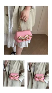 Rosa Acryl Clutch Handtasche mit goldener Kette und elegantem Metallornament fuer Damen.