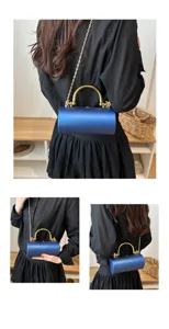 Vista dettagliata della borsa da sera cilindrica blu con manico dorato e catena da donna.