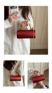 Borsa da sera cilindrica in acrilico rosso con manico dorato e tracolla a catena donna elegante.