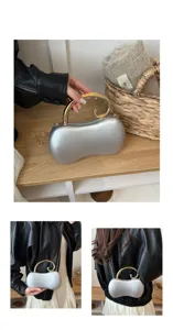 Borsa da sera color argento a forma di arachide con manico dorato e tracolla a catena.