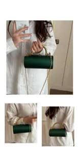 Dettaglio borsa da sera cilindrica in acrilico verde, con manico e catena in metallo per donna.