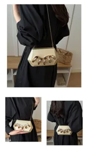 Elegante Acryl Abendtasche in Gold mit auffälligem Metall-Kralle Ketten-Design für Damen.