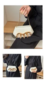 Weißer Acryl-Box-Clutch-Beutel mit Goldkettenriemen und Strass-Metallklauendetail für Damen.