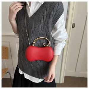 Borsa a tracolla rossa a forma di arachide con manico in metallo dorato e catena elegante