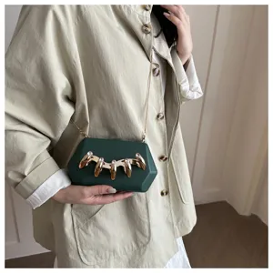 Gruene Acryl Clutch Tasche mit goldener Krallenkette, elegante Umhaengetasche fuer Damen Mode.