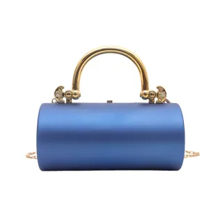 Elegante borsa da sera cilindrica in acrilico blu con manico metallico e catena dorata.