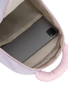 Kinder Schulrucksack Innenraum Kapazität Display zeigt rosa und hellviolettes Design.
