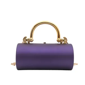 Borsa da sera cilindrica in acrilico, elegante pochette viola con manico e catena in metallo dorato.