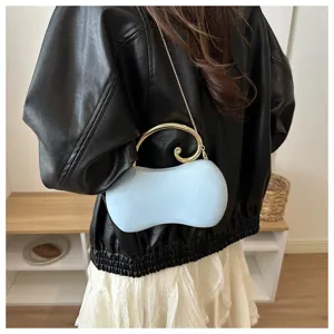 Borsa a mano estiva in pelle PU forma di arachide con manico a spirale dorata e tracolla chic.