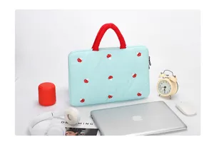 Koreanischer gesteppter Laptoptasche mit Pilzstickerei und roten Griffen fuer den Alltag.