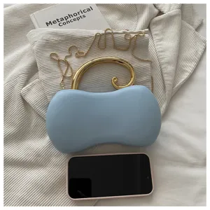 Borsa da sera in pelle PU color caramella con manico dorato e catena, elegante.
