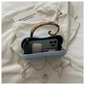 Borsa a mano in ecopelle PU color caramella con manico dorato a spirale e tracolla a catena.