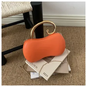 Elegante borsa a mano arancione in ecopelle PU con manico dorato e catena sottile.