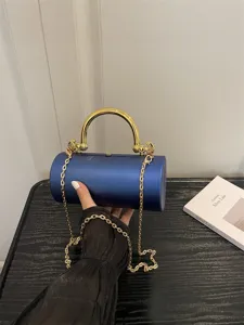 Borsa da sera cilindrica blu con manico dorato e tracolla a catena, borsa donna di lusso.