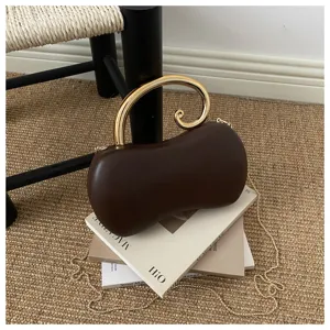 Vista dettagliata di una elegante pochette in PU marrone a forma di arachide e catena.