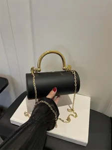 Elegante borsa da sera cilindrica nera con manico metallico e catena per donna.