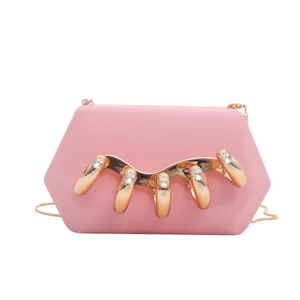 Rosa Acryl Abendtasche Clutch mit Goldkette und stilvollem Strass Metall Ornament Detail.