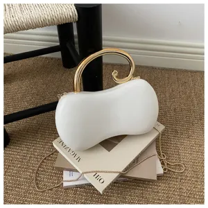 Dettaglio della borsa da sera bianca in PU a forma di arachide con manico e catena dorati.