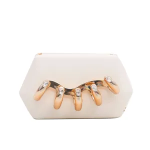 Elegante weiße Acryl Clutch Tasche mit luxuriösen goldenen Krallen-Beschlägen und funkelnden Kristallen.