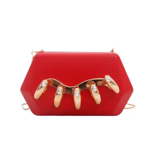 Rote Acryl Abendtasche mit goldenen Klauen Strass Details und schicker Kette für Damen.