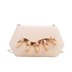 Schicke Acryl Box Clutch Handtasche mit goldfarbenem Krallen Metall Dekor und Kette für Damen.