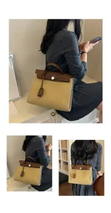 Stijlvolle canvas en lederen schoudertas, elegante damestas voor dagelijks gebruik en werk.