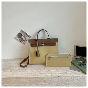 Gedetailleerd overzicht van de stijlvolle colorblock canvas handtas met bijpassende portemonnee.