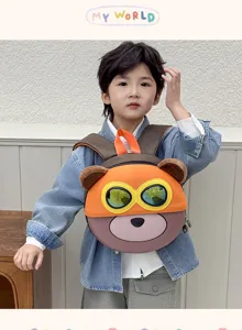Detailaufnahme des süßen Bären Kinderrucksacks im EVA-Design mit coolen Pilotenbrillen.